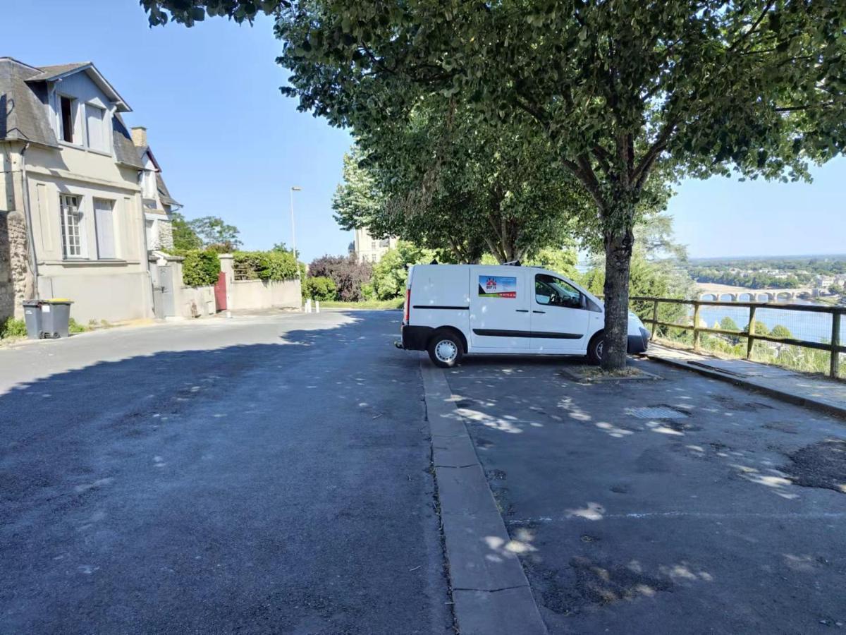 Chambre Grise Dans Une Demeure Du 16Eme A Saumur Comprenant Cuisine Equipee 외부 사진